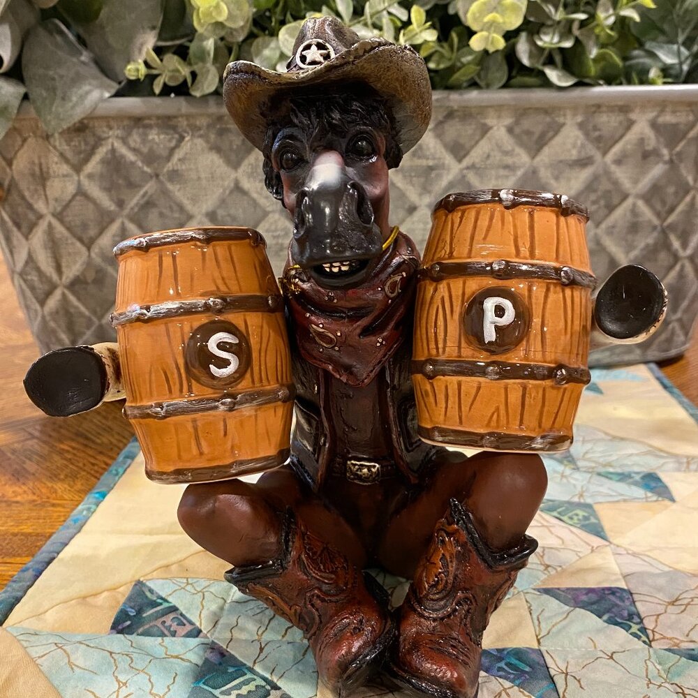 Horsey salt and pepper stand